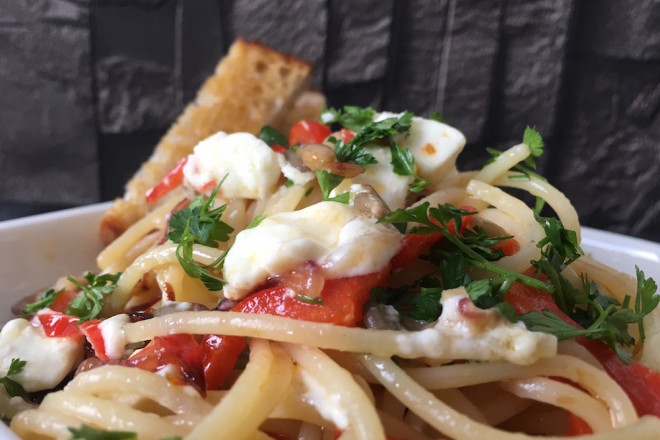 Pastamaniac: Spaghetti mit Paprika, Zwiebeln, Schafskäse und Sonnenblumenkerne