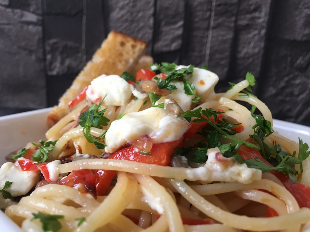 Pastamaniac: Spaghetti mit Paprika, Zwiebeln, Schafskäse und Sonnenblumenkerne