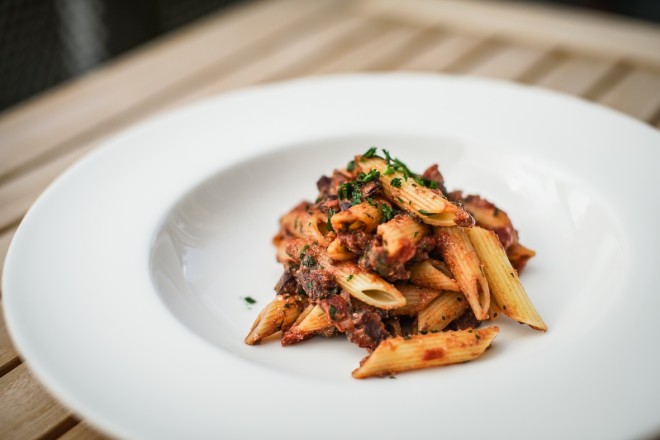 Pastmaniac: Pennette in Padella Leckere Pasta mit Auberginen in Rotwein-Tomatensauce und Parmesan
