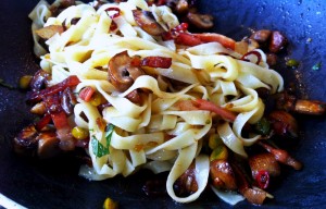 Pastamaniac-Tagliatelle mit Pilzen Speck Salbei und Pistazien