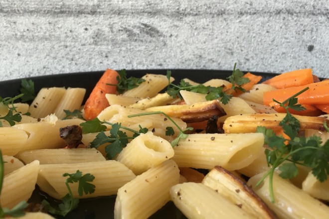 Pastamaniac: Penne mit Ofengemüse, geröstete Karotten, Pastinake, Knoblauch, serviert mit Petersilie