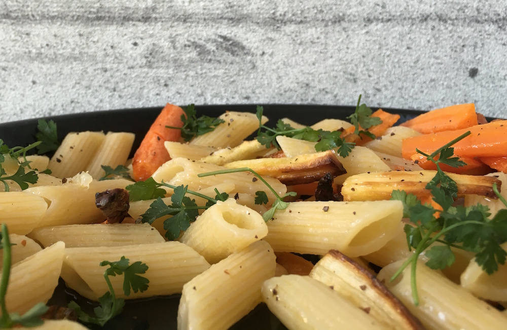 Pastamaniac: Penne mit Ofengemüse, geröstete Karotten, Pastinake, Knoblauch, serviert mit Petersilie