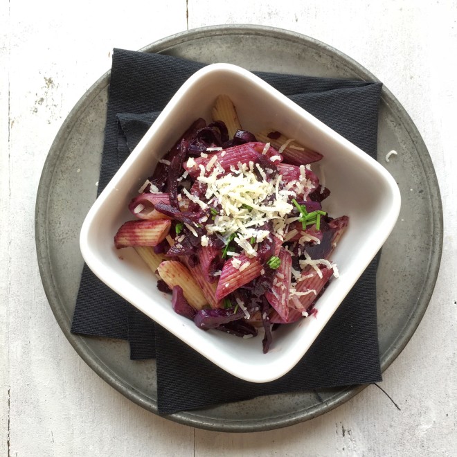 Pastamaniac - Penne mit Rotkohl-Tomaten-Sugo