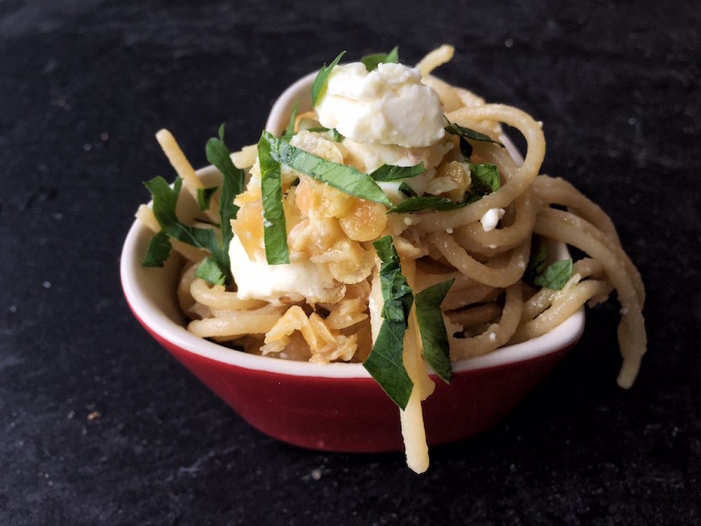 Spaghetti mit roten Linsen und Schafskäse | PASTAMANIAC