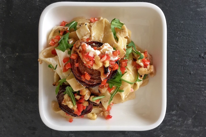 Pastamaniac: Pasta mit gebackenen roten Zwiebeln und Walnuss-Salsa