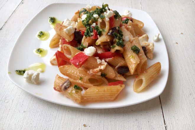 Pastamaniac - Penne mit Auberginen, Paprika, Schafskäse und Kräuteröl
