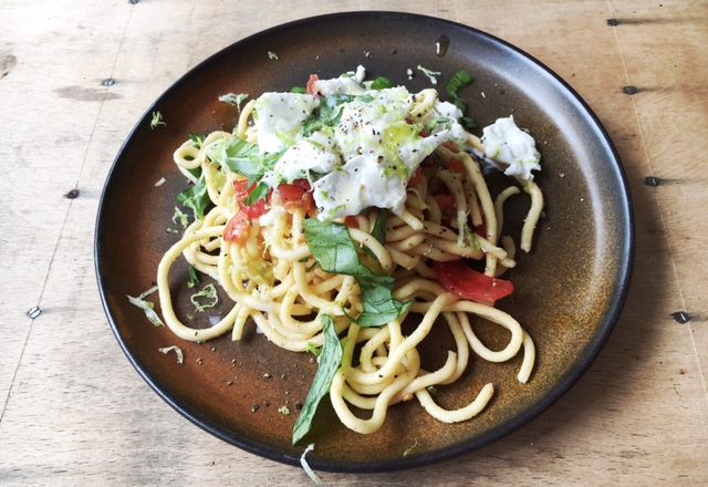 Spaghetti mit Pomodori und Burrata