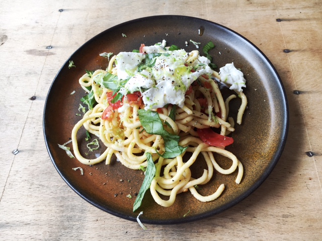 Spaghetti mit Pomodori und Burrata