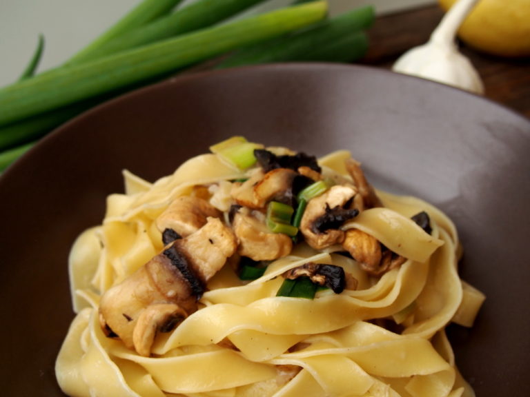 Pasta mit Frühlingszwiebeln und Champignons in Zitronensoße | PASTAMANIAC