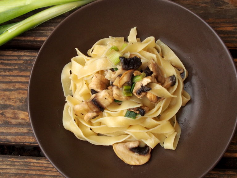 Pasta mit Frühlingszwiebeln und Champignons in Zitronensoße | PASTAMANIAC