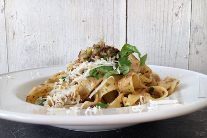 Pastamaniac: Spaghetti mit Auberginen-Mandel-Pesto und Quinoa-Zitronen-Bällchen