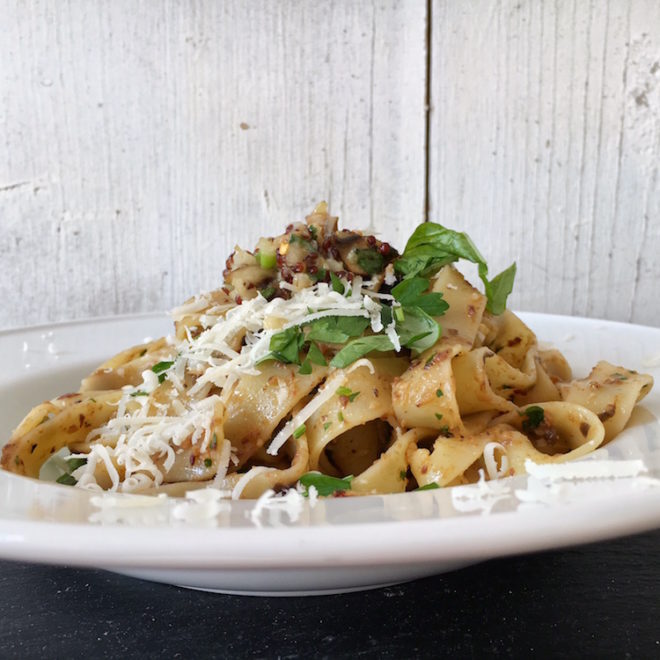 Pastamaniac: Spaghetti mit Auberginen-Mandel-Pesto und Quinoa-Zitronen-Bällchen