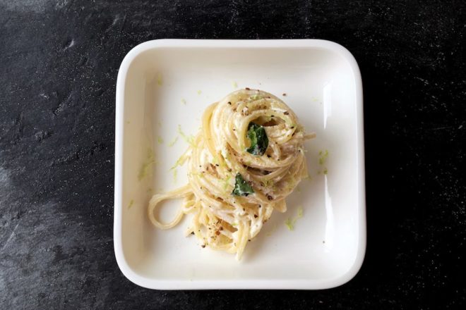 Pastamaniac: Spaghetti mit Ricottacreme und Zitronenzesten und Basilikum, darüber frisch gemahlener Pfeffer