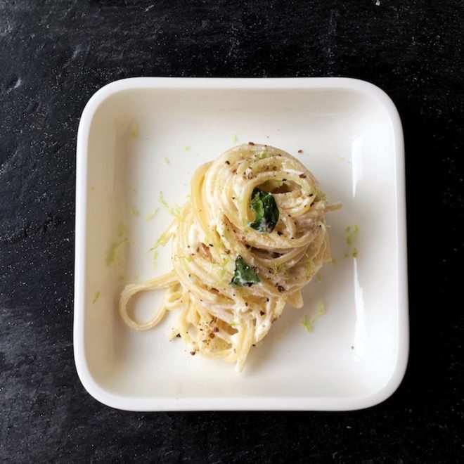 Pastamaniac: Spaghetti mit Ricottacreme und Zitronenzesten und Basilikum, darüber frisch gemahlener Pfeffer