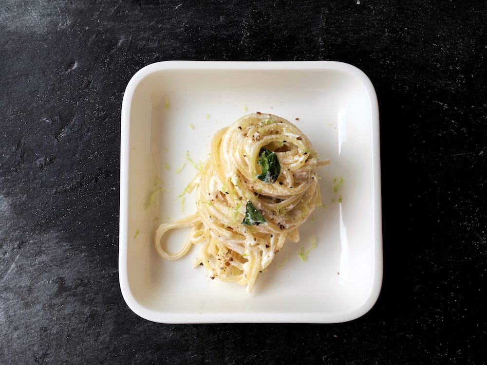 Pastamaniac: Spaghetti mit Ricottacreme und Zitronenzesten und Basilikum, darüber frisch gemahlener Pfeffer