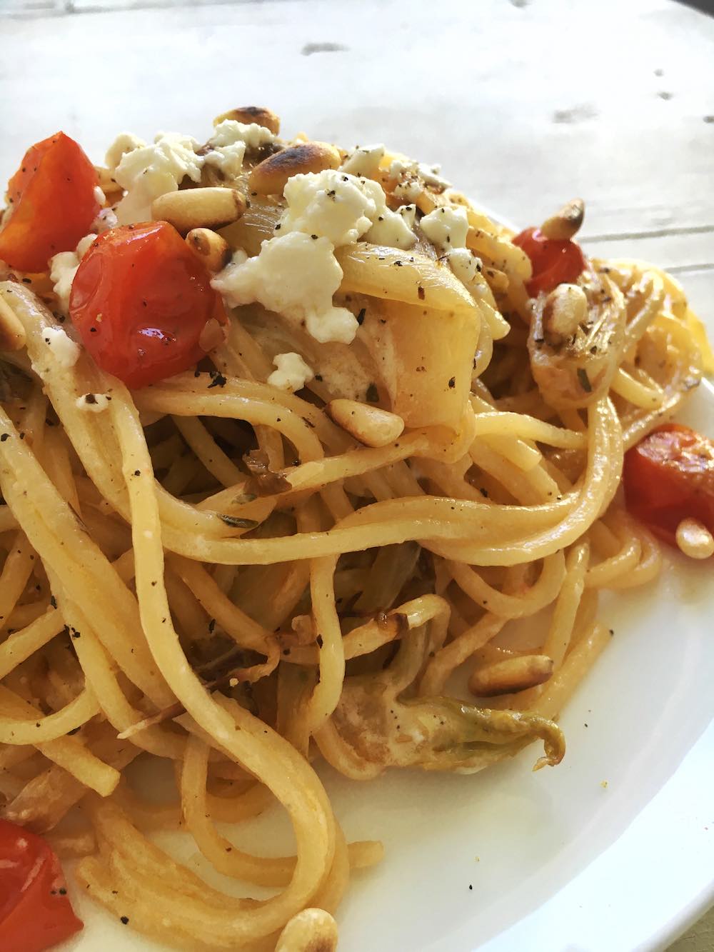 Pastamaniac: Spaghetti mit Chicorée, Tomaten und Schafskäse