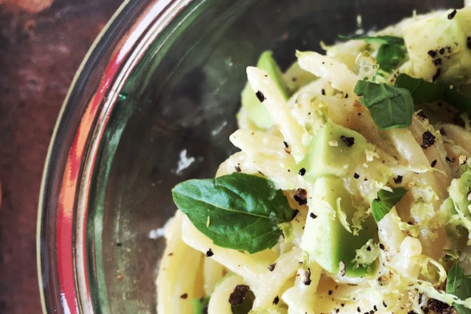 Pastamaniac: Spaghetti mit Avocado-Ricotta-Mus, Basilikum, Chili und Zitrone