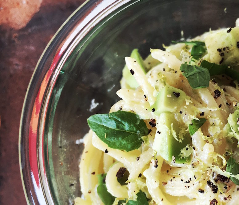 Pastamaniac: Spaghetti mit Avocado-Ricotta-Mus, Basilikum, Chili und Zitrone