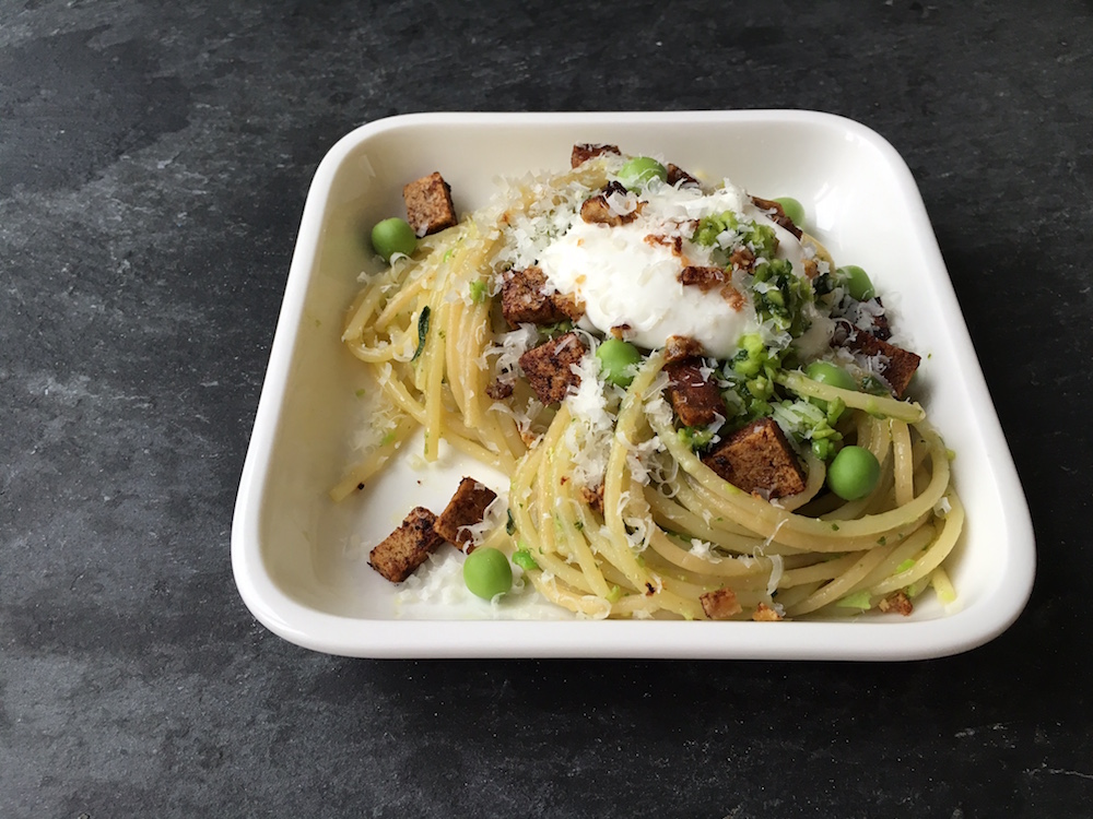 Pastamaniac: Spaghetti mit Erbsenpesto und Tofucrisps