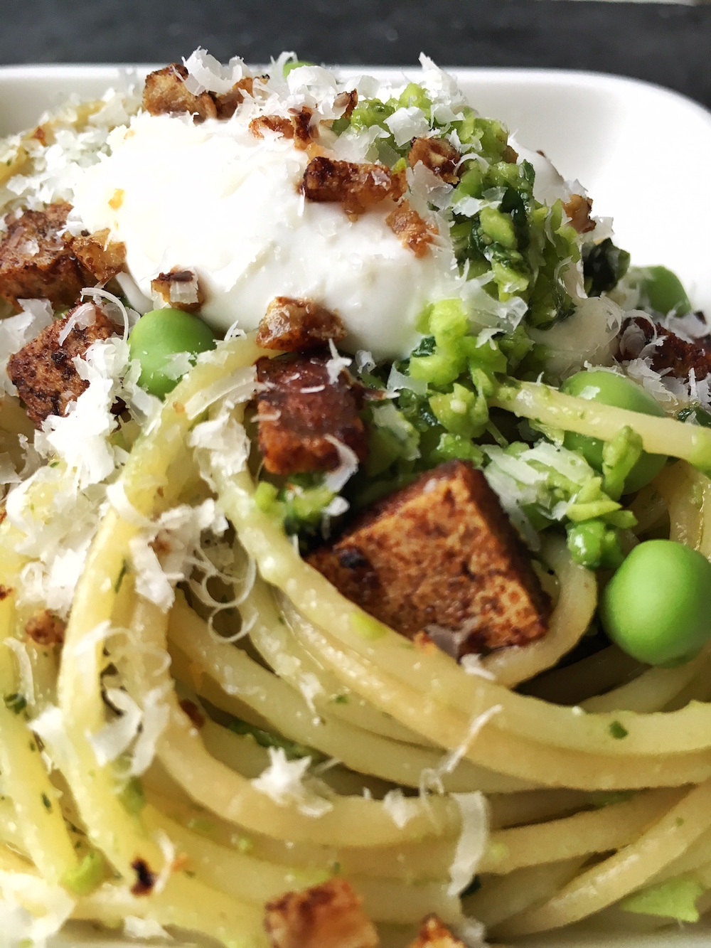 Pastamaniac: Spaghetti mit Erbsenpesto und Tofucrisps