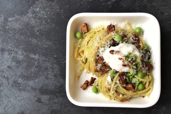 Pastamaniac: Spaghetti mit Erbsenpesto und Tofucrisps