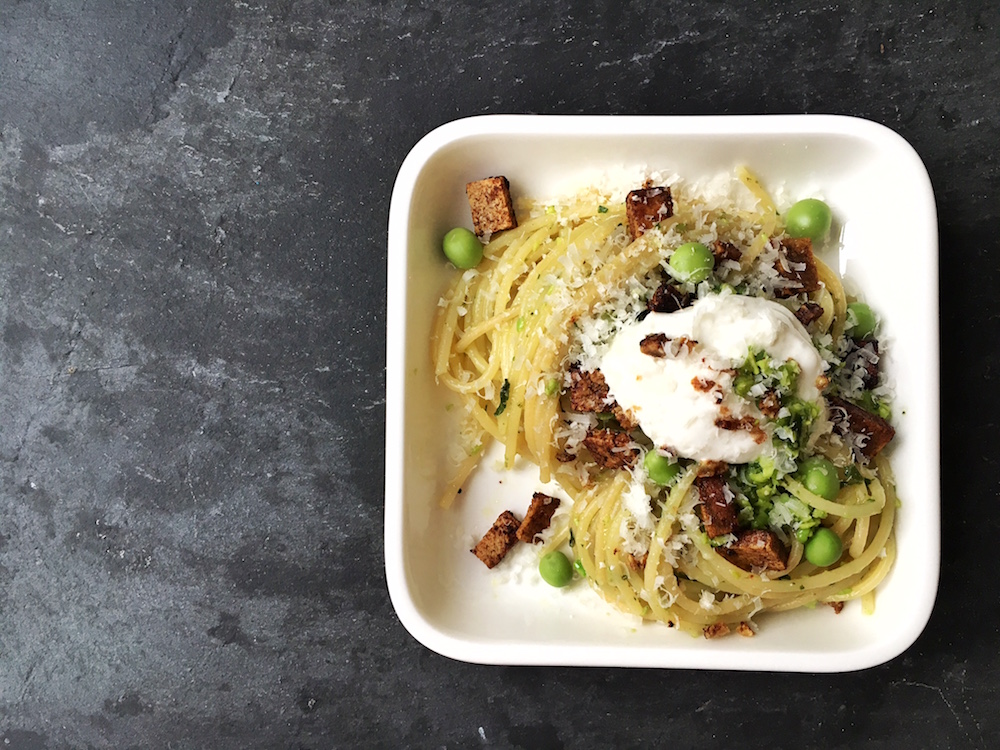 Pastamaniac: Spaghetti mit Erbsenpesto und Tofucrisps