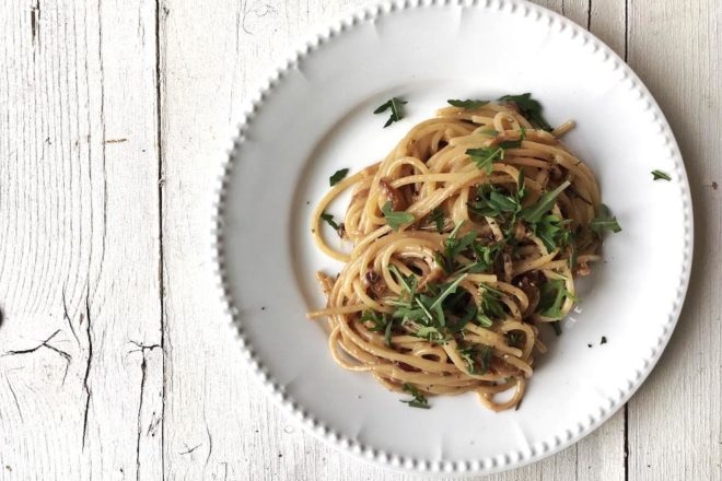 Spaghetti mit Balsamicozwiebeln und Rauke, vegetarisches Nudelrezept