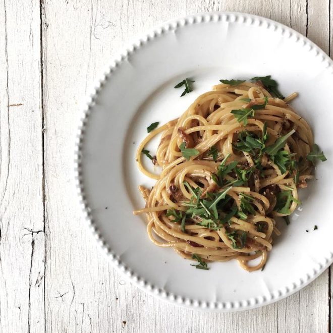 Spaghetti mit Balsamicozwiebeln und Rauke, vegetarisches Nudelrezept