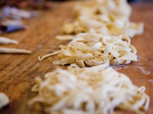 Gedankendonnerstag: Von Konsistenzen - von Menschen, die keine Nudeln mögen. Tagliatellenester auf Holzbrett