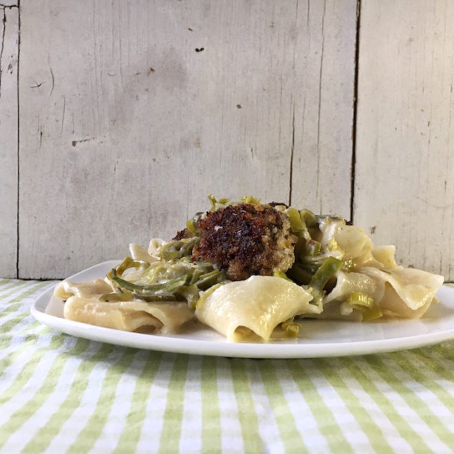 Tagliatelle mit Pilzbällchen in Lauchrahmsauce, vegetarisch