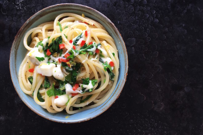 Spagehtti mit scharfer Gremolata und Mozarella, leckere Kräutermischung aus Petersilie, Basilikum, Knoblauch, Olivenöl und Zitronenzesten. Vegetarisch, Nudeln, Rezept