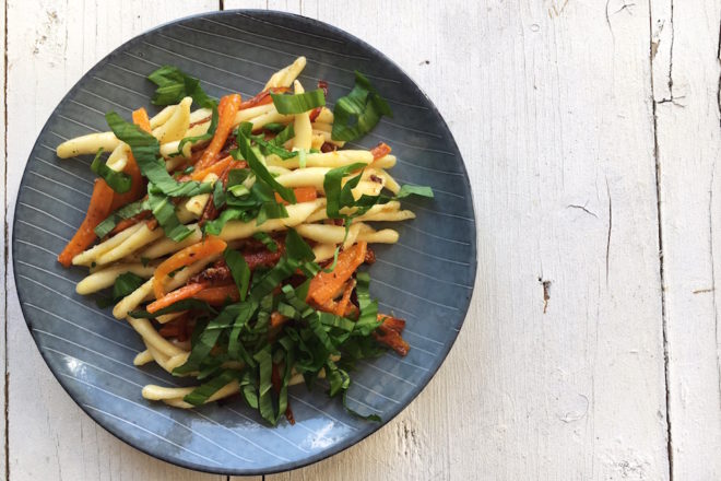 Nudeln mit geschmorten Karotten und Bärlauch. Schnelles, vegetarisches Frühlingsrezept. Vegan. In 30 Minuten fertig.