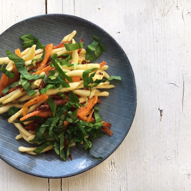 Nudeln mit geschmorten Karotten und Bärlauch. Schnelles, vegetarisches Frühlingsrezept. Vegan. In 30 Minuten fertig.