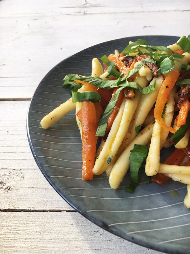 Nudeln mit geschmorten Karotten und Bärlauch. Schnelles, vegetarisches Frühlingsrezept. Vegan. In 30 Minuten fertig.
