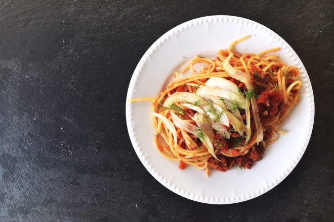 Spaghetti / Nudeln mit Fenchel-Bolognese, Nudelgericht mit Hackfleischsoße und Fenchel