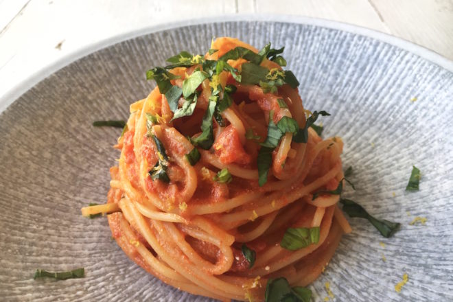 Spaghetti mit Tomaten-Ricotta-Sauce, Basilikum und Zitronenabrieb. Vegetarisches Nudelrezept