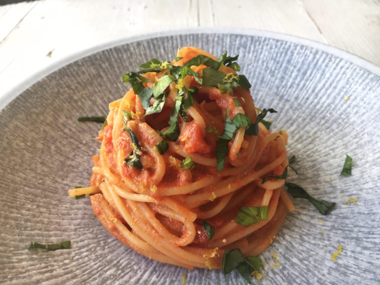 Spaghetti mit Tomaten-Ricotta-Sauce | PASTAMANIAC