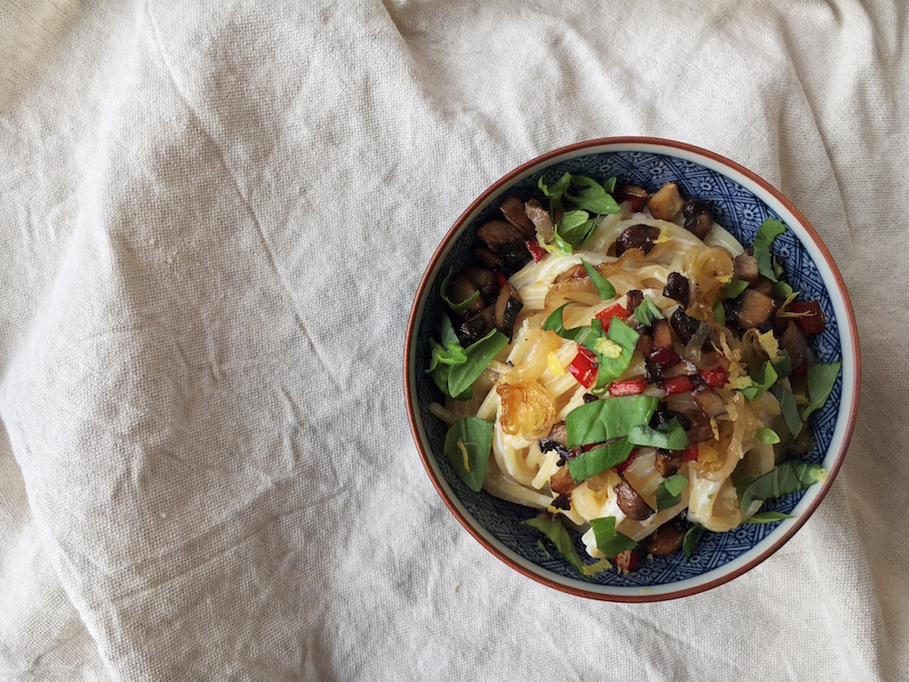 Spaghetti mit geröstetem Knoblauch-Ricotta, Pilzen, Paprika und Zitronenabrieb vegetarisch