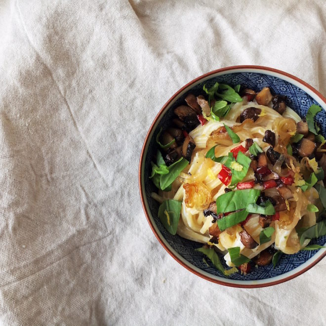 Spaghetti mit geröstetem Knoblauch-Ricotta, Pilzen, Paprika und Zitronenabrieb vegetarisch