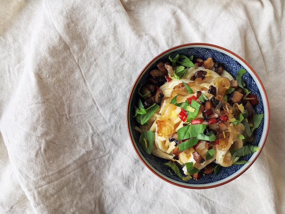 Spaghetti mit geröstetem Knoblauch-Ricotta, Pilzen, Paprika und Zitronenabrieb vegetarisch