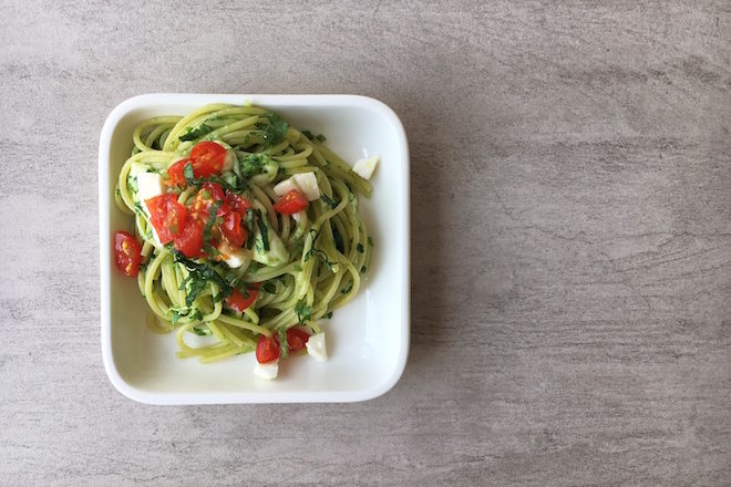 Spaghetti mit Bärlauchpesto, Tomaten und Mozzarella, vegetarisches Nudelrezept
