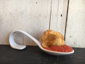 Frittierte Ravioli von Rana auf einem Löffel