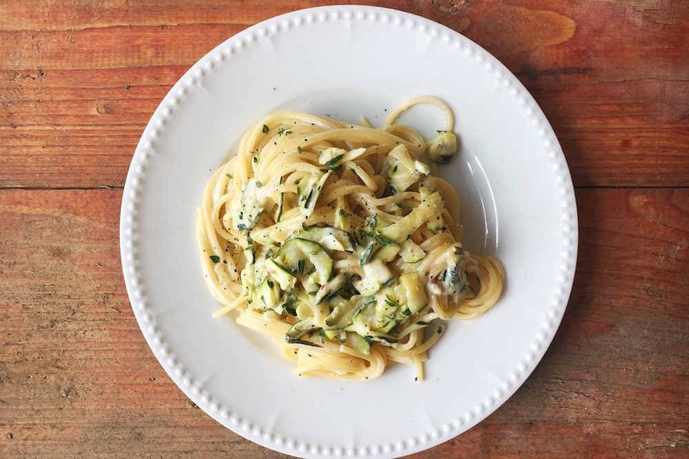 Nudeln mit Zucchini-Ziegenfrischkäse-Creme, vegetarisches Pastarezept