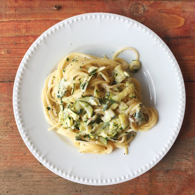 Nudeln mit Zucchini-Ziegenfrischkäse-Creme, vegetarisches Pastarezept