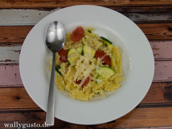 Rezept für schnelle, vegetarische Sommerpasta mit Zucchini, Tomaten und Parmesan. Einfaches Nudelrezept.