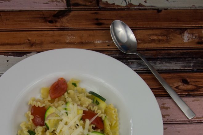 Rezept für schnelle, vegetarische Sommerpasta mit Zucchini, Tomaten und Parmesan. Einfaches Nudelrezept.