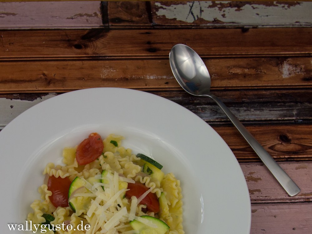 Rezept für schnelle, vegetarische Sommerpasta mit Zucchini, Tomaten und Parmesan. Einfaches Nudelrezept.
