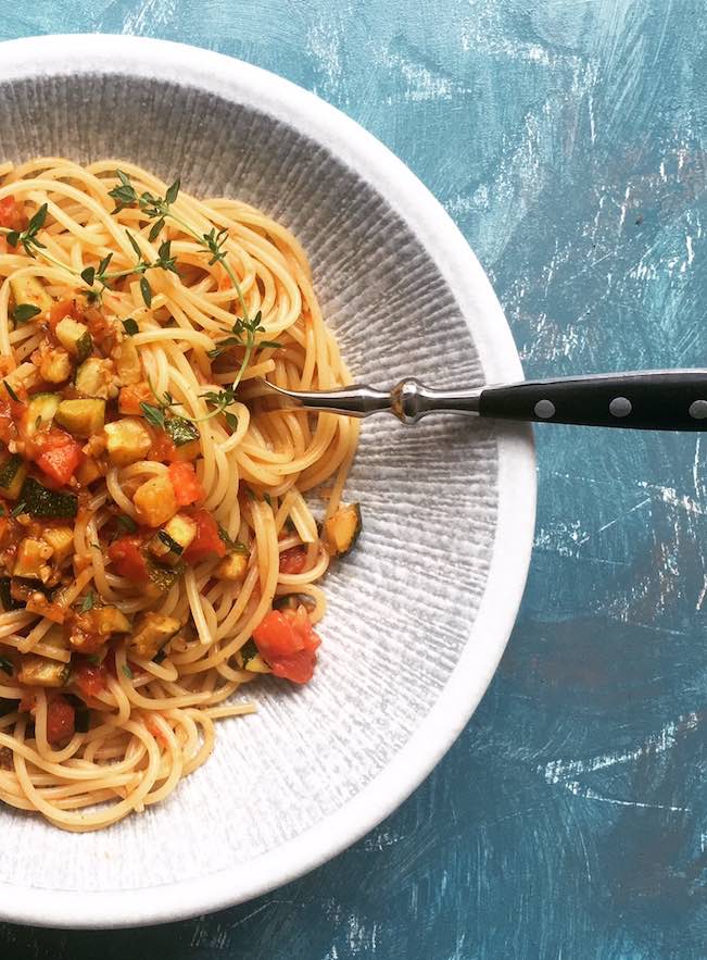 Spaghetti mit Zucchini-Tomaten-Thymian-Sauce | PASTAMANIAC
