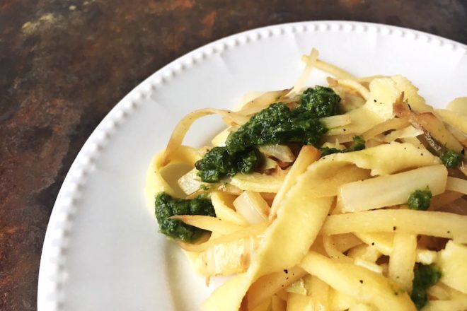 Nudeln mit Pastinaken, Weißkohl und Feldsalat-Pistazien-Pesto, vegetarisch, Rezept