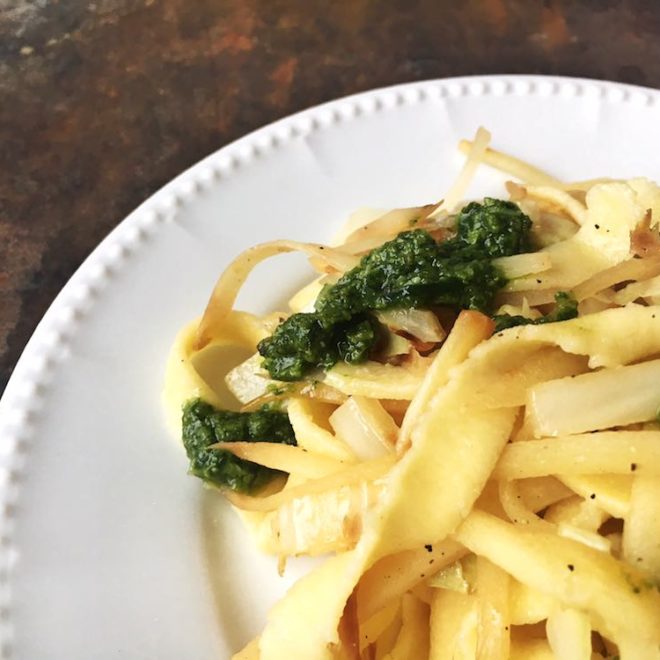 Nudeln mit Pastinaken, Weißkohl und Feldsalat-Pistazien-Pesto, vegetarisch, Rezept